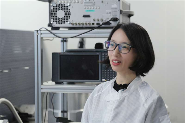 李婧在中國科學(xué)院紫金山天文臺毫米波和亞毫米波技術(shù)實(shí)驗(yàn)室。（受訪者供圖）