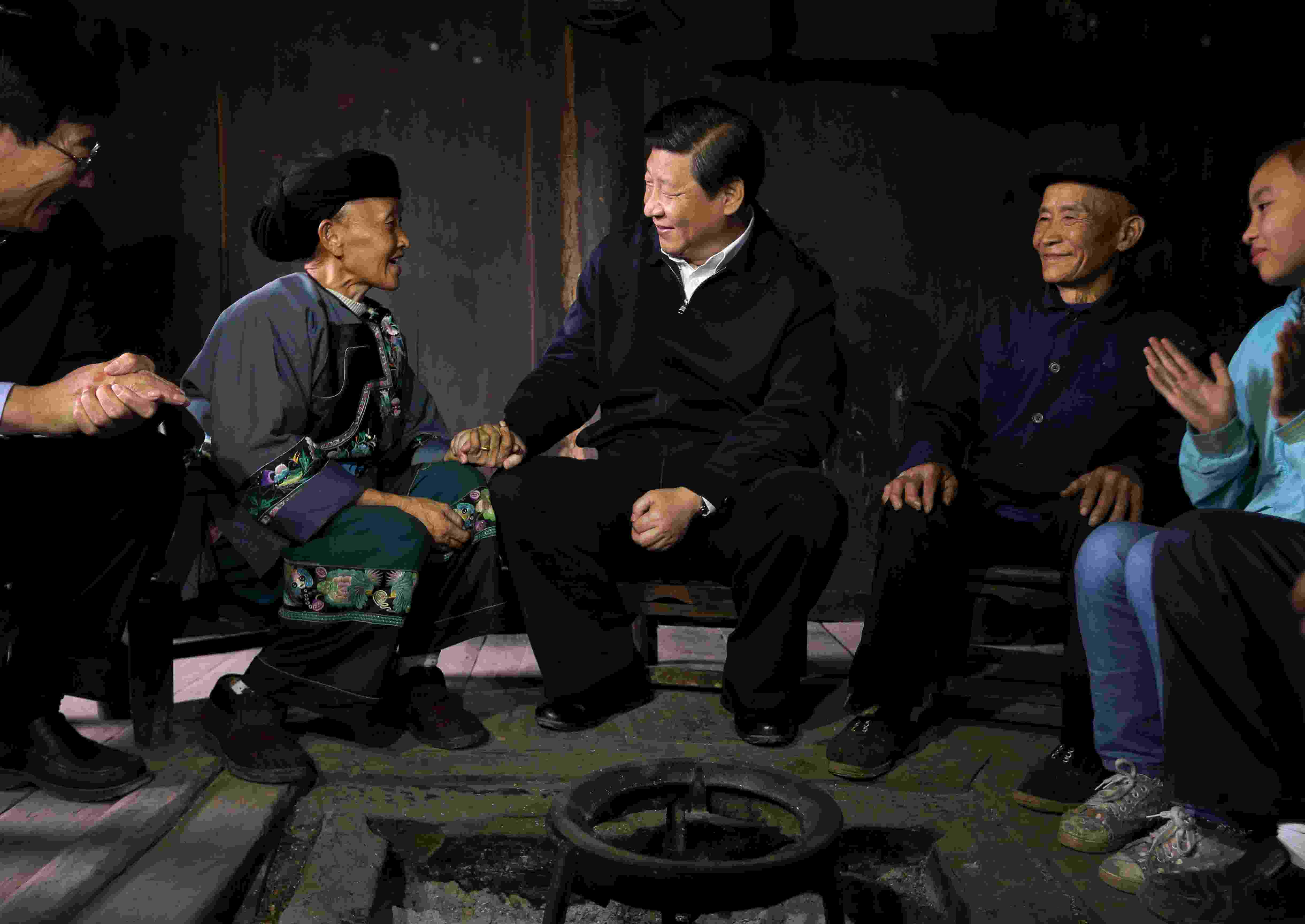 2013年11月3日，習(xí)近平在湖南花垣縣十八洞村，與石拔三老人握手交談。