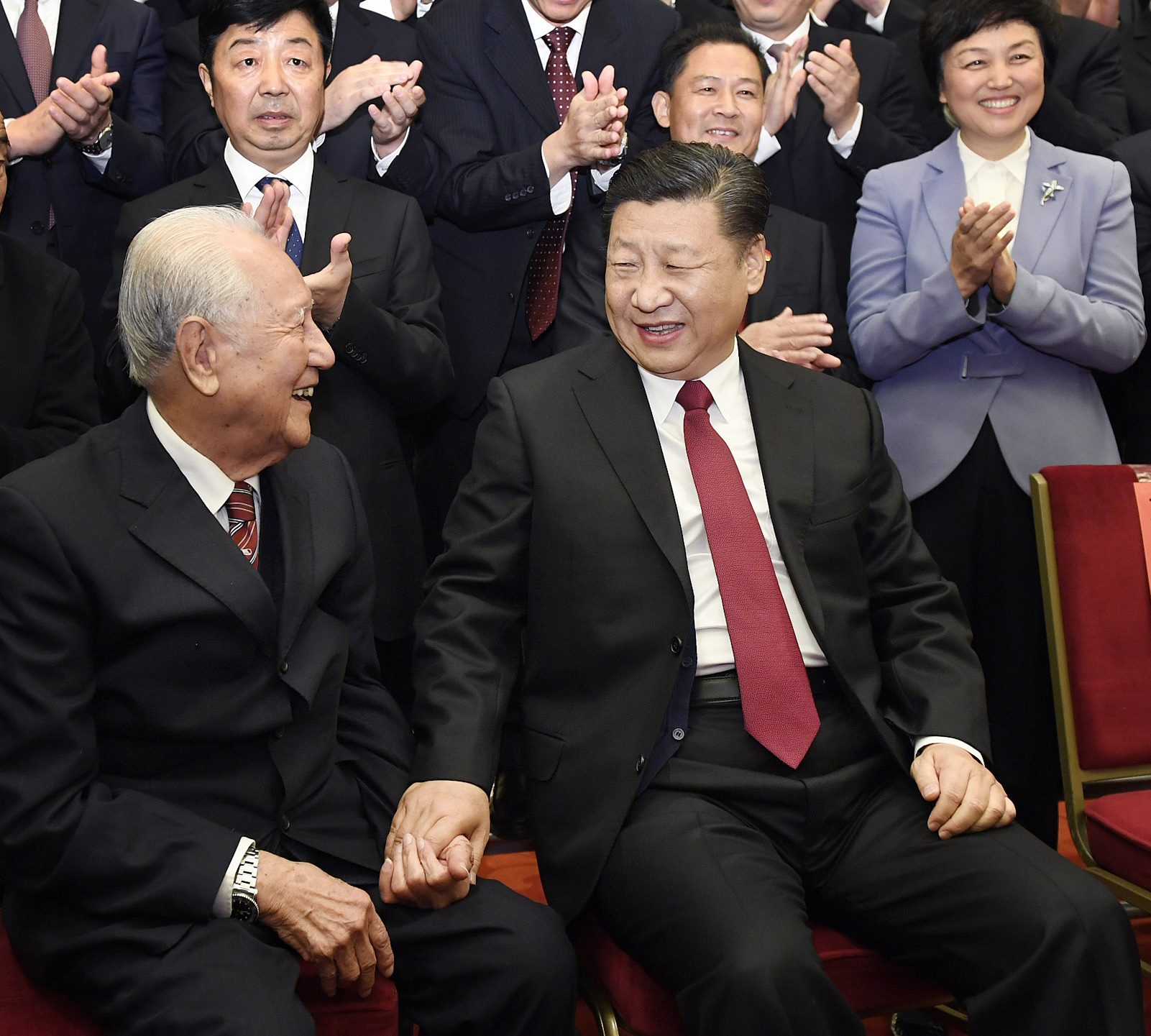 2017年11月17日，全國精神文明建設(shè)表彰大會在北京人民大會堂舉行。圖為習(xí)近平邀請黃旭華代表坐在自己身邊合影。