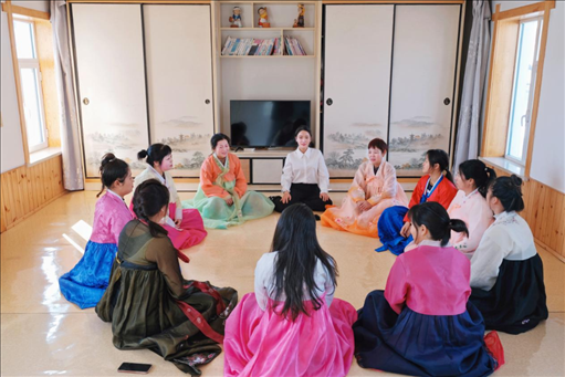 2023年6月，楊麗娜（后中）對擔(dān)任民宿管家的光東村村民們進(jìn)行標(biāo)準(zhǔn)化培訓(xùn)。（新華社記者金津秀攝）