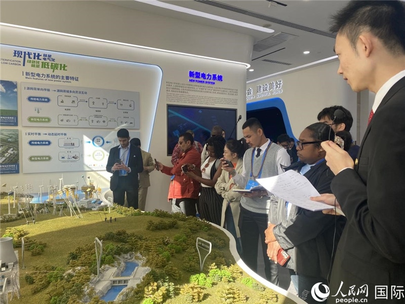 2023“一帶一路”媒體合作論壇聯(lián)合采訪團參訪中國能建。人民網(wǎng)記者 于洋攝