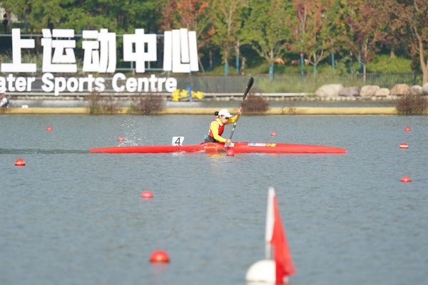 10月23日，杭州第4屆亞殘運會皮劃艇女子KL1級比賽，中國隊選手謝毛三在比賽中。人民網(wǎng)記者 李乃妍攝
