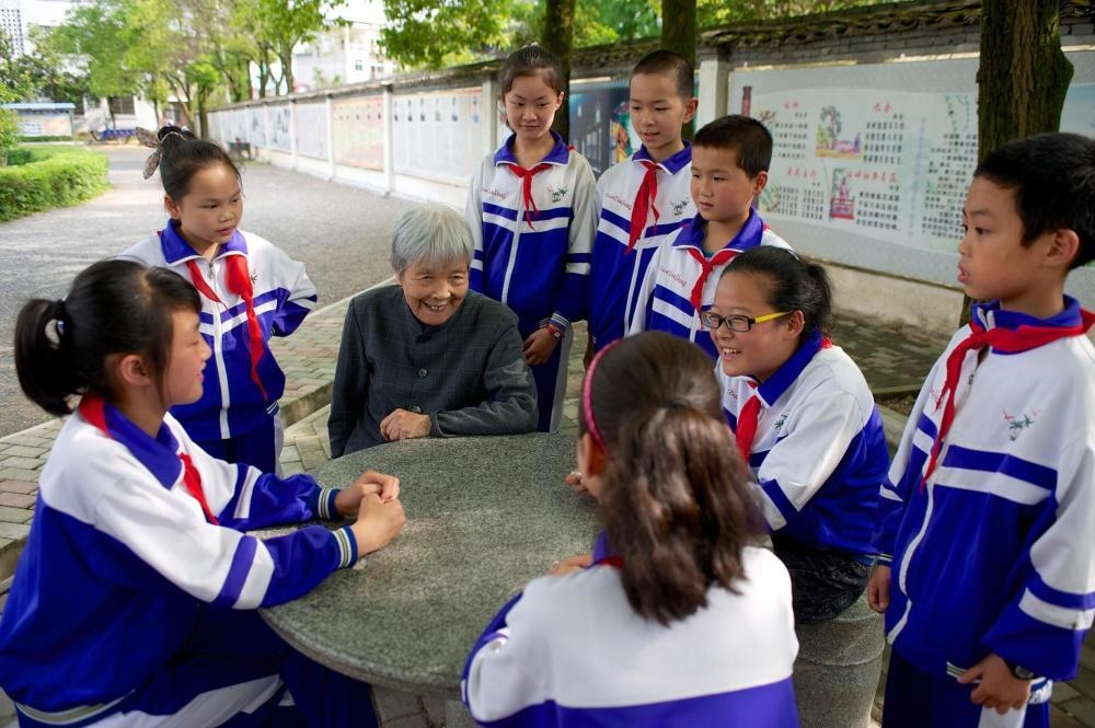 △2013年5月21日，龔全珍老人和江西萍鄉(xiāng)市蓮花縣的孩子們在一起。