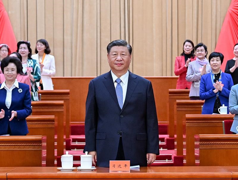 △2023年10月23日，中國婦女第十三次全國代表大會在北京人民大會堂開幕。這是習(xí)近平總書記在主席臺向與會代表致意。