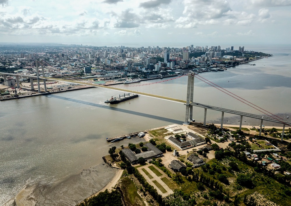這是2019年4月8日在莫桑比克首都馬普托拍攝的馬普托大橋（無人機照片）。新華社記者 張宇 攝