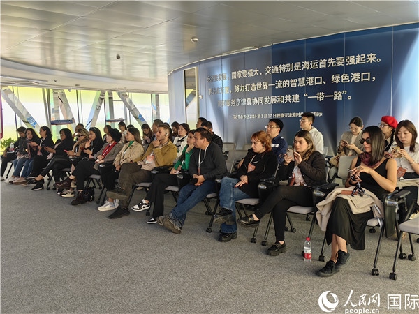 外媒記者探訪天津港北疆港區(qū)C段智能化集裝箱碼頭。人民網(wǎng)記者 符園園攝