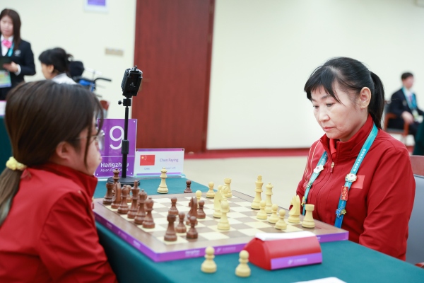10月24日，杭州第4屆亞殘運會國際象棋常規(guī)賽女子個人賽PI級第四輪舉行。圖為中國隊選手陳發(fā)英（右）、中國隊選手張筱笛在比賽中。圖片來源：杭州亞殘組委