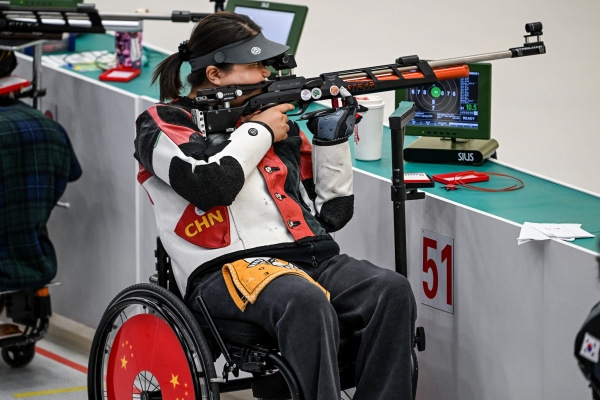 10月23日，杭州第4屆亞殘運會射擊(R2)SH1級女子10米氣步槍立射資格賽舉行。圖為中國隊選手張翠平在比賽中。圖片來源：杭州亞殘組委