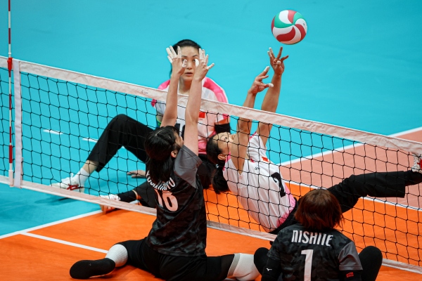 10月24日，杭州第4屆亞殘運會坐式排球女子單循環(huán)賽舉行。圖為選手們在比賽中。圖片來源：杭州亞殘組委