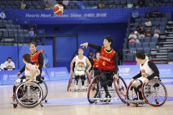 10月24日，杭州第4屆亞殘運會輪椅籃球女子預賽舉行。圖為選手們在比賽中。圖片來源：杭州亞殘組委