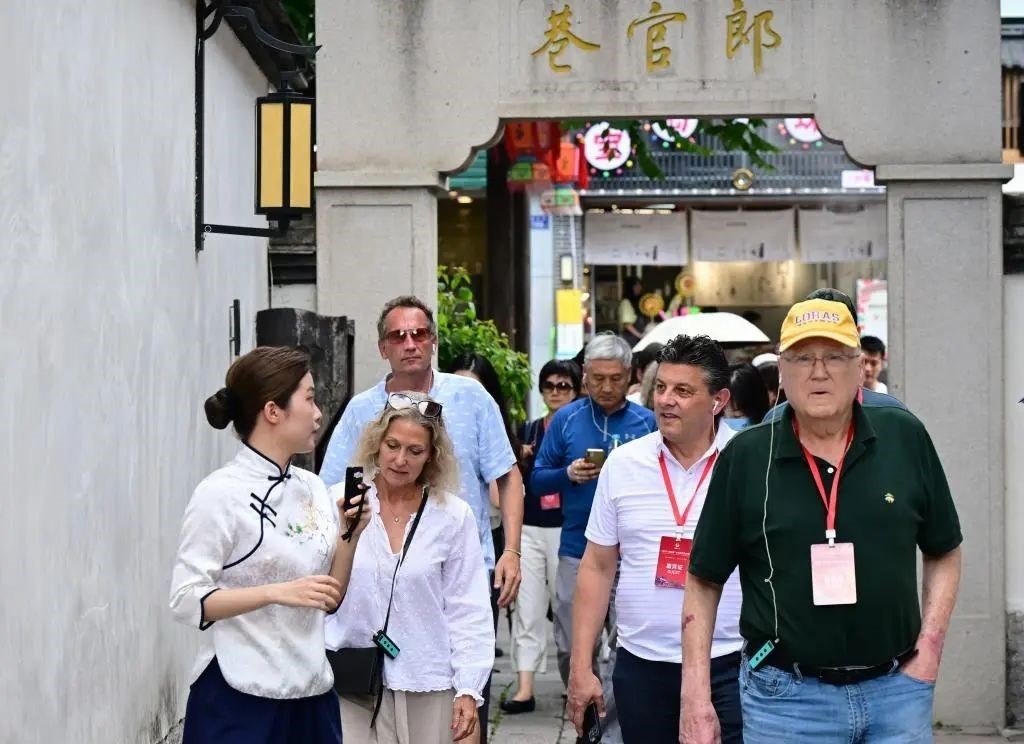 △2023年6月27日，“鼓嶺之友”部分成員和中美各界人士在福建福州南后街三坊七巷參觀訪問。