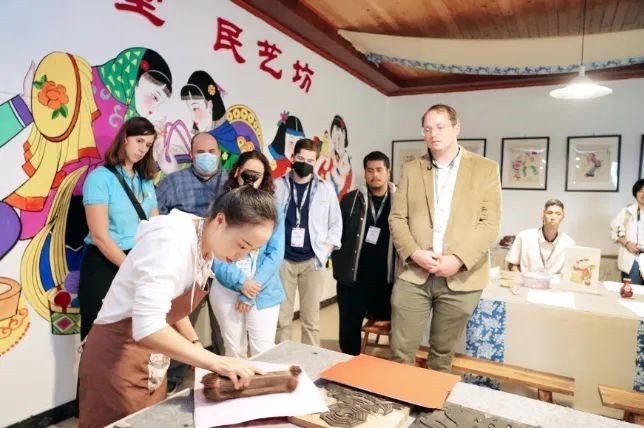 △美國席勒協(xié)會青年代表團在四川感受中國傳統(tǒng)文化。