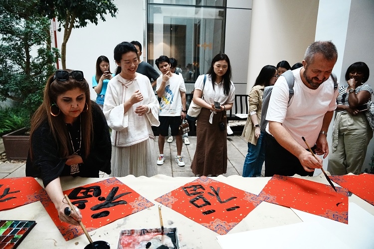首屆國際傳播“絲路獎”獲獎代表等在廣州市荔灣區(qū)永慶坊參加文化交流活動。楊爍壁、王燕攝影報道