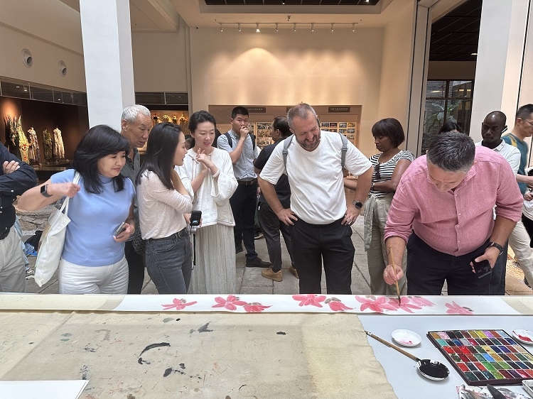 首屆國際傳播“絲路獎”獲獎代表等在廣州市荔灣區(qū)永慶坊參加文化交流活動。楊爍壁、王燕攝影報道