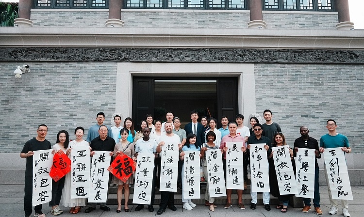 首屆國際傳播“絲路獎”獲獎代表等在廣州市荔灣區(qū)永慶坊參加文化交流活動。楊爍壁、王燕攝影報道