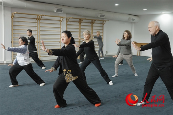 阿根廷武術(shù)俱樂部協(xié)會副會長陳敏正在教學(xué)。人民網(wǎng)記者 張若涵攝