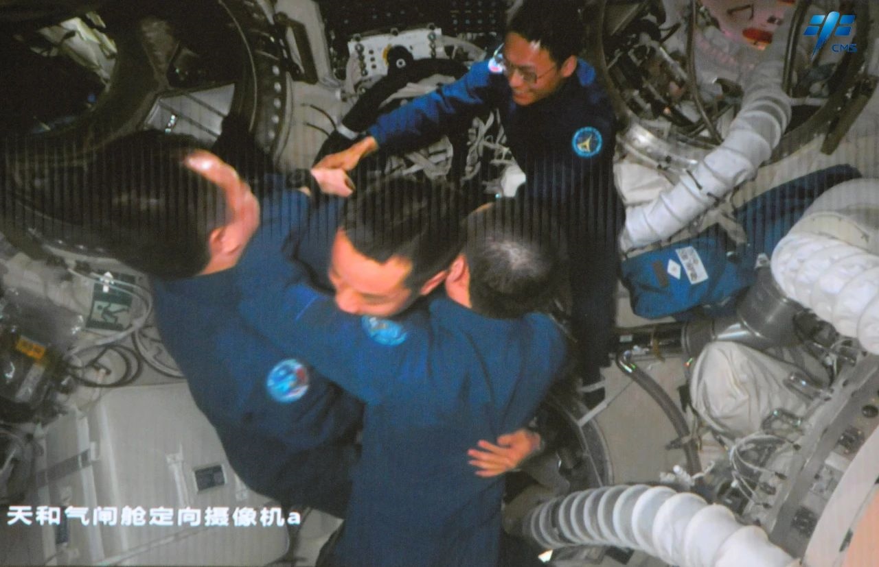 神舟十七號航天員乘組順利進(jìn)入空間站。中國載人航天工程辦公室供圖