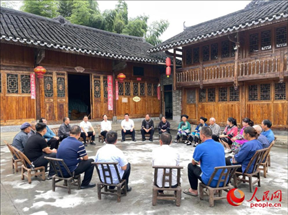 花垣縣石欄鎮(zhèn)朋巖村的院壩會。人民網(wǎng) 周靜圓攝