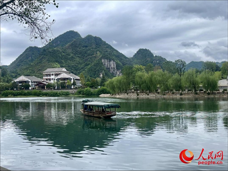 秋日的邊城鎮(zhèn)，青山滴翠、碧水含情。人民網(wǎng) 周靜圓攝