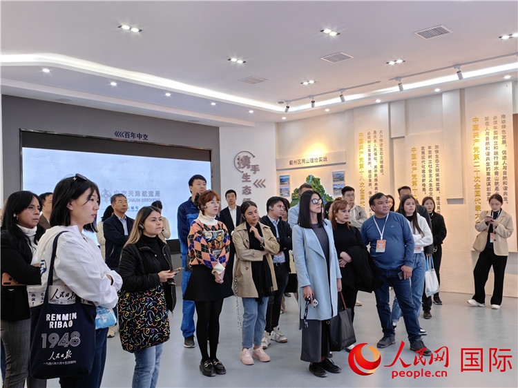 媒體記者探訪(fǎng)薊州礦山生態(tài)修復(fù)項(xiàng)目。人民網(wǎng)記者 符園園攝