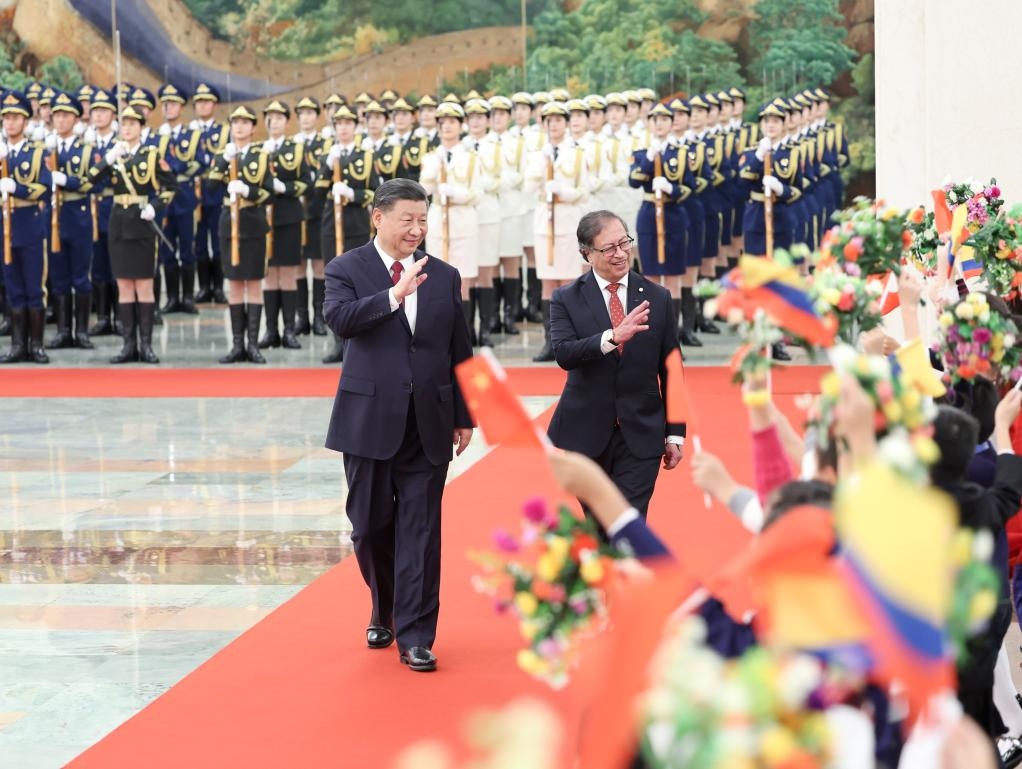 10月25日下午，國(guó)家主席習(xí)近平在北京人民大會(huì)堂同來華進(jìn)行國(guó)事訪問的哥倫比亞總統(tǒng)佩特羅舉行會(huì)談。這是會(huì)談前，習(xí)近平在人民大會(huì)堂北大廳為佩特羅舉行歡迎儀式。