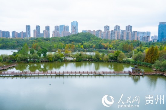 秋日時(shí)節(jié)，觀山湖公園景色美不勝收。人民網(wǎng) 陽茜攝