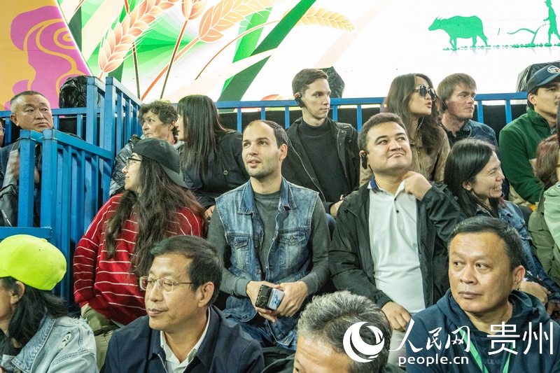 “村BA”決賽現(xiàn)場，看臺座無虛席。人民網(wǎng) 陽茜攝