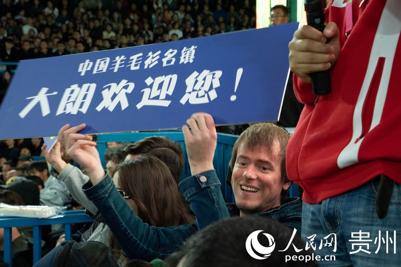 外媒記者舉起手牌為運動員加油。人民網(wǎng) 陽茜攝