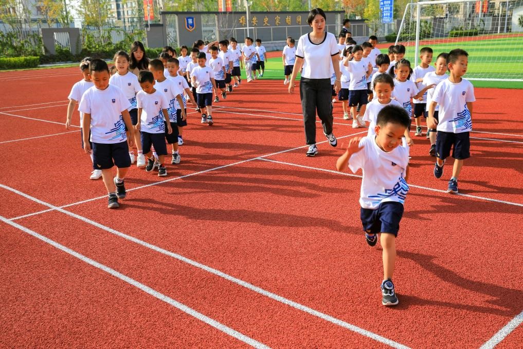2023年9月，雄安史家胡同小學(xué)的學(xué)生們在操場上活動。新華社記者張鋮 攝