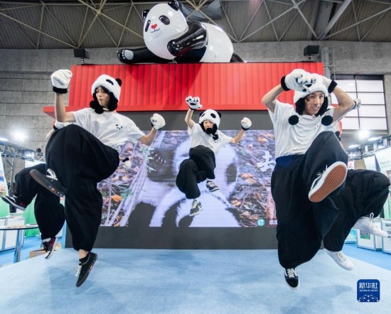  10月29日，街舞隊在日本大阪國際會展中心中國館表演街舞。新華社發(fā)（中國駐大阪旅游辦事處供圖）