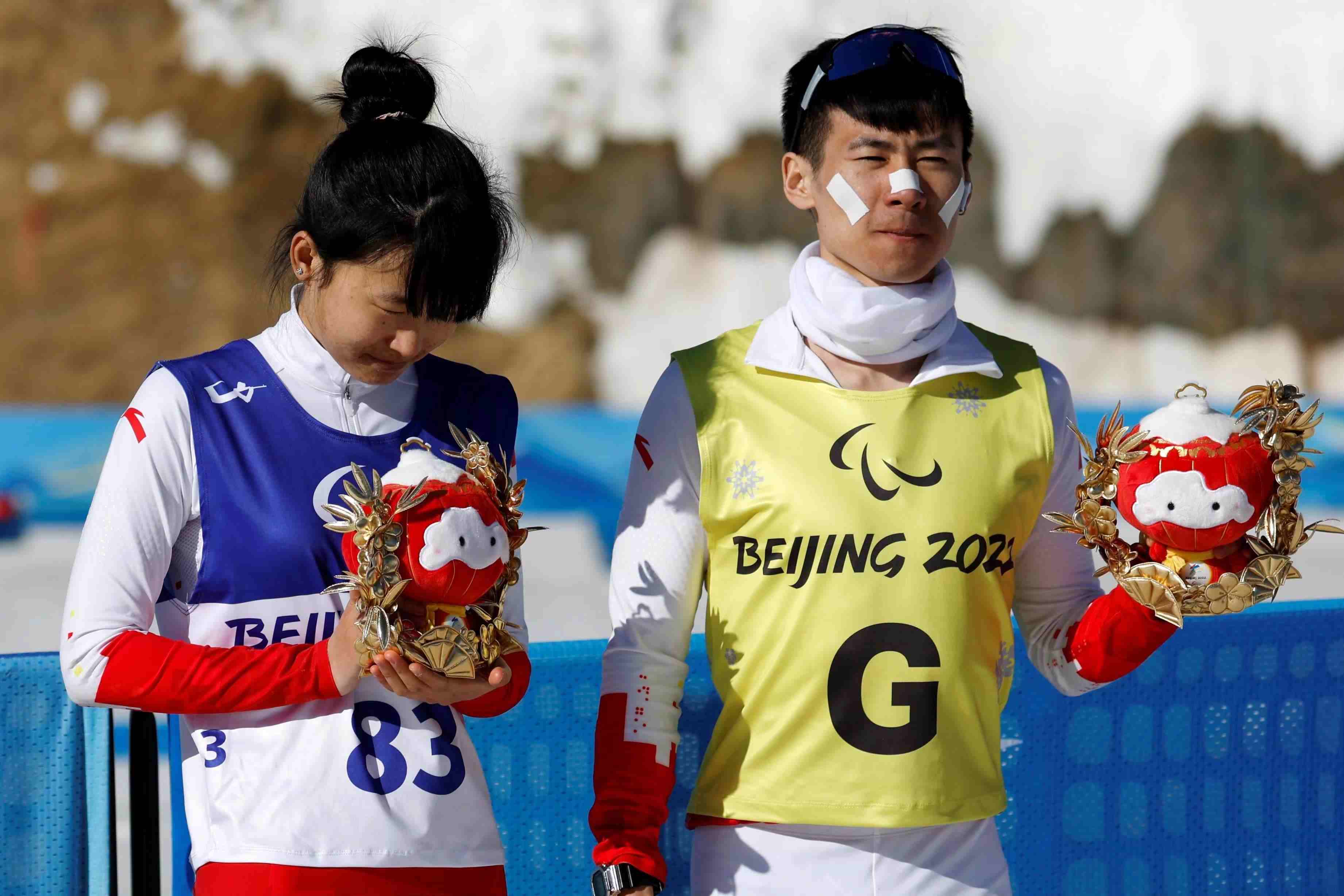 △2022年3月8日，在2022冬殘奧會(huì)殘奧冬季兩項(xiàng)女子中距離（視障）比賽中，中國(guó)選手王躍（左）獲季軍。