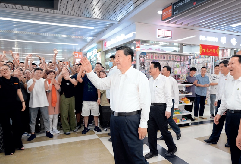 2023年9月20日至21日，中共中央總書記、國家主席、中央軍委主席習近平在浙江考察。這是20日上午，習近平在義烏國際商貿(mào)城考察時，同商戶親切交流。 新華社記者 李學仁/攝