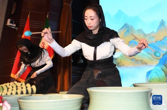 10月30日，演員在伊朗德黑蘭伊朗國(guó)家藝術(shù)科學(xué)院舉行的“青風(fēng)海上來(lái)”浙江青瓷巡禮開(kāi)幕式暨“萬(wàn)象中國(guó)·天下寧波”寧波文旅推介會(huì)開(kāi)幕式上表演。新華社記者 沙達(dá)提 攝