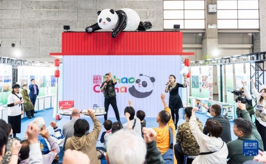  10月29日，游客在日本大阪國際會展中心中國館參與中國旅游知識問答活動。新華社發(fā)（中國駐大阪旅游辦事處供圖）