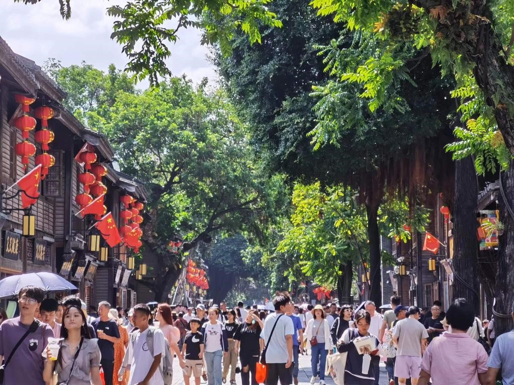 國慶節(jié)期間，三坊七巷歷史文化街區(qū)游人如織。新華社發(fā)