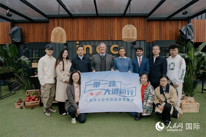 在烏拉圭第118屆普拉多牧農(nóng)業(yè)國際博覽會上，烏拉圭國家肉類協(xié)會主席與人民網(wǎng)記者合影。人民網(wǎng)記者 張若涵攝