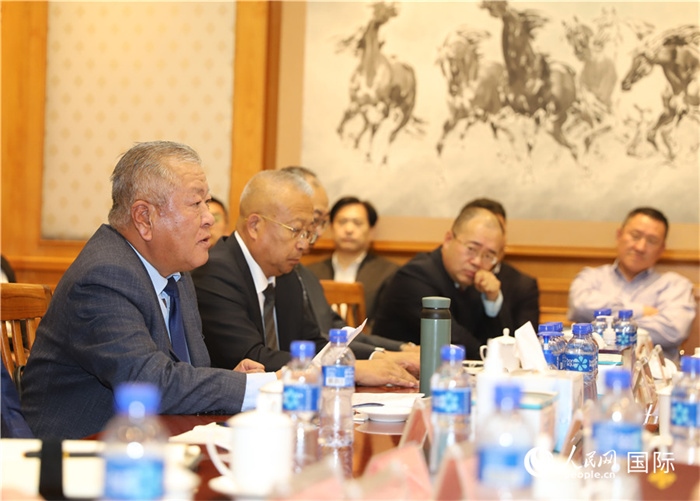 2.2023年10月30日，張義波（左一）會(huì)長匯報(bào)商會(huì)工作情況。人民網(wǎng)記者 霍文攝