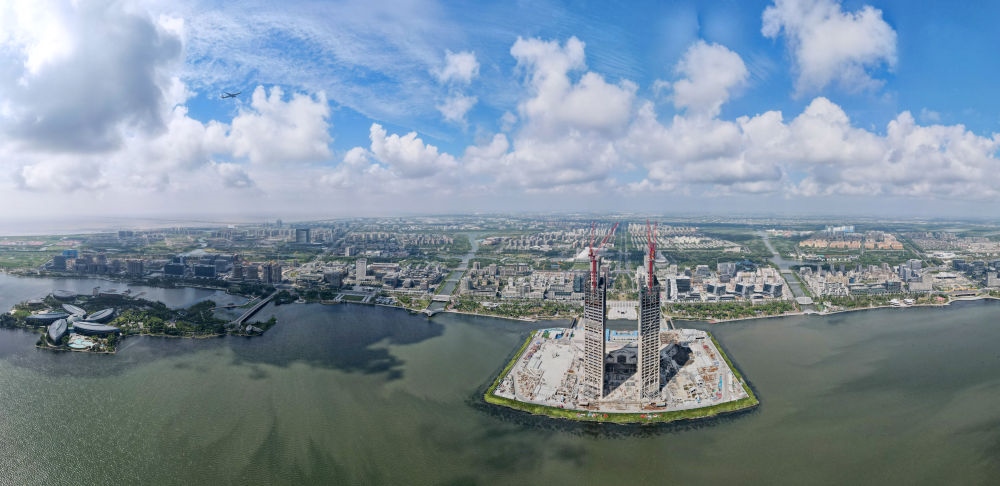2022年9月4日，在服貿(mào)會(huì)首鋼園區(qū)金融服務(wù)專題展上，參觀者在中國民生銀行展臺(tái)咨詢金融業(yè)務(wù)。新華社記者 金皓原 攝