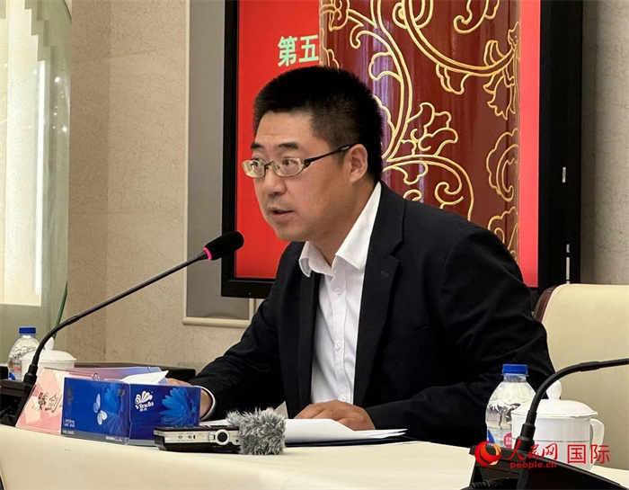 10月31日，歐美同學(xué)會(huì)副秘書長(zhǎng)滕劍峰在第五屆中法文化論壇媒體吹風(fēng)會(huì)上講話。（人民網(wǎng) 謝瑩攝）