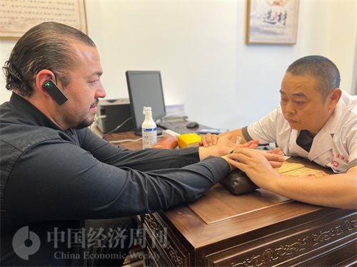  （外媒記者走進(jìn)中醫(yī)堂，問診中醫(yī)名師。中國(guó)經(jīng)濟(jì)周刊記者 郭志強(qiáng)攝）