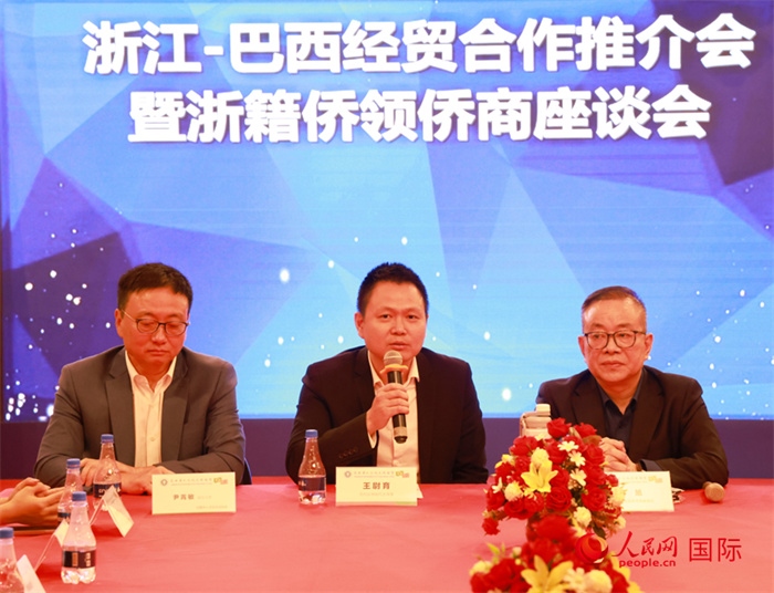 中國駐里約代總領(lǐng)事王尉育（中）在活動(dòng)中致辭。人民網(wǎng)記者 陳海琪攝