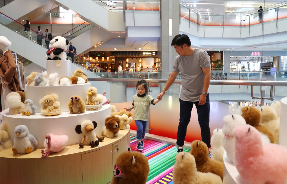 2023年11月2日，顧客在溫暖駝品牌專柜內(nèi)選購。連續(xù)六年參加進博會的秘魯羊駝制品品牌溫暖駝在上海市中心商場開設(shè)了專柜。新華社記者 方喆 攝
