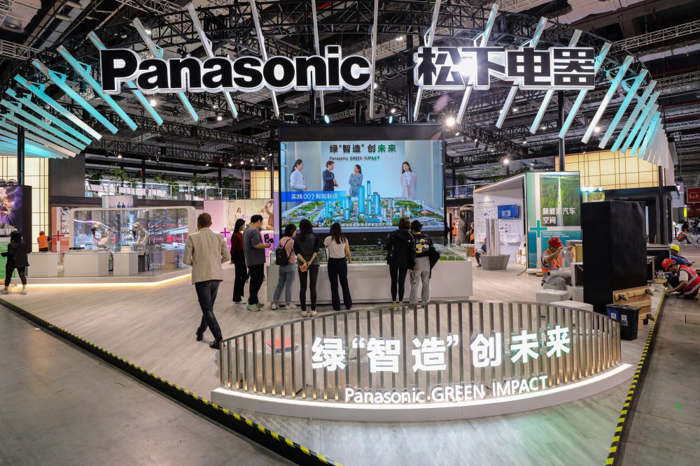 2023年11月2日，工作人員在進博會松下電器展位做準(zhǔn)備工作。新華社記者 辛夢晨 攝
