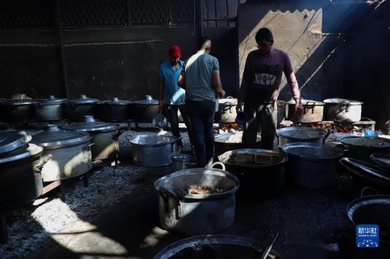 11月3日，在加沙地帶南部城市拉法，人們在煤氣中斷后用柴火做飯。新華社發(fā)（里澤克·阿卜杜勒賈瓦德攝）