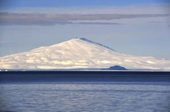 羅斯海沿岸的火山。新華社記者 張建松 攝