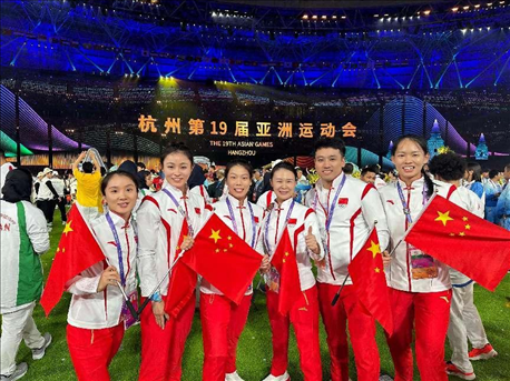 杭州亞運會閉幕式上，教練李紅（右三）和隊員們合影（左二為龔莉）。受訪者供圖