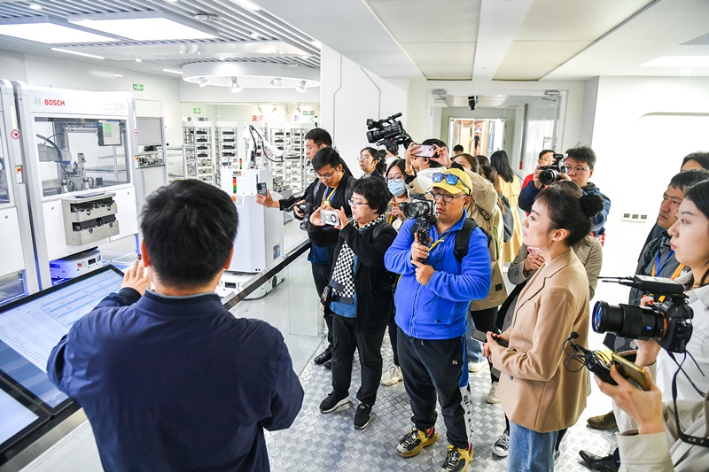 2023年10月16日，第三屆“一帶一路”國際合作高峰論壇新聞中心組織中外記者采訪。記者在中德大廈內(nèi)的博世未來工廠展區(qū)參觀，了解其高質(zhì)量創(chuàng)新發(fā)展成果。