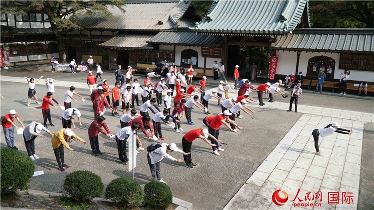 開跑前，中日青少年一起做熱身運動。人民網(wǎng) 蔣曉辰攝