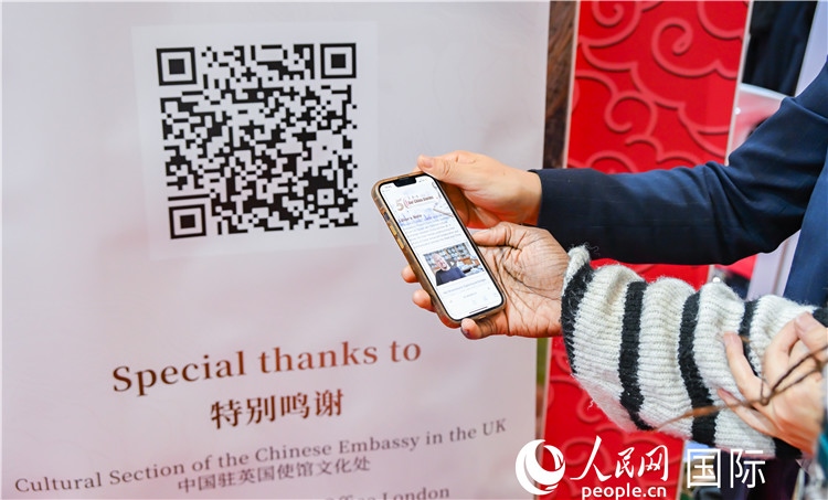 觀眾掃碼《我們的中國故事》系列視頻。人民網(wǎng) 郭錦標(biāo)攝