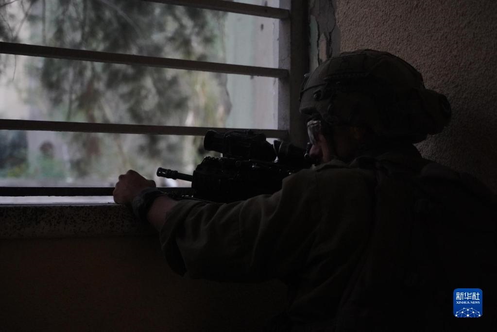 這張以色列國(guó)防軍11月9日發(fā)布的照片顯示，以軍地面部隊(duì)在加沙城進(jìn)行軍事行動(dòng)。新華社發(fā)
